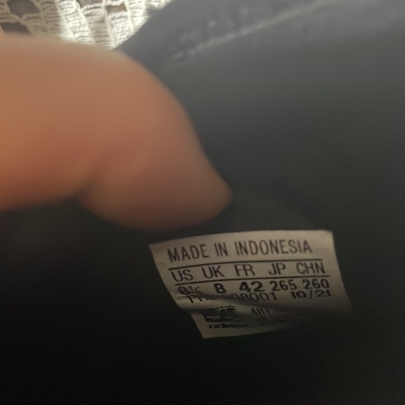 Mens adidas soccer cleats worn twice. Size 8.5 - Picture 2 of 5